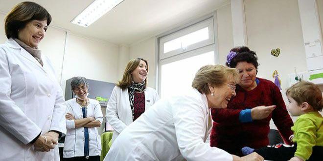 Jefa de Estado visitó Centro de Salud Familiar en El Bosque y llamó a vacunarse contra la influenza