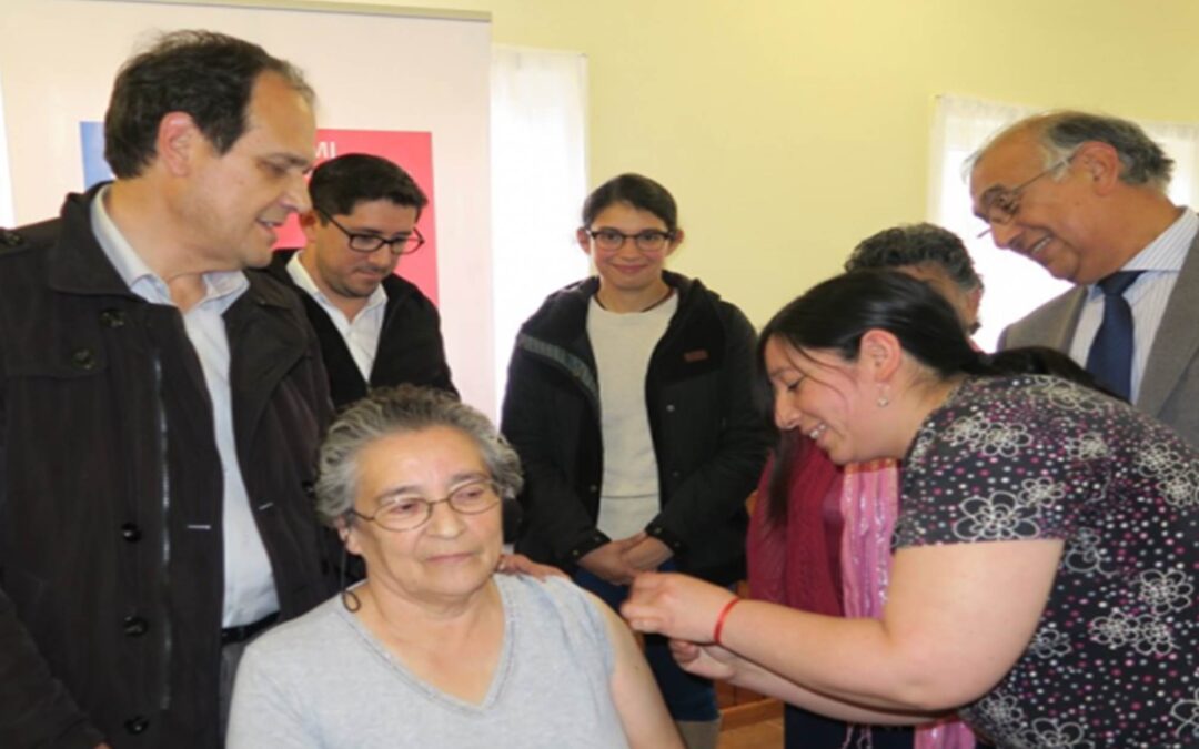 Magallanes: Junto a adultos mayores, autoridades iniciaron campaña de vacunación contra la influenza en Puerto Natales