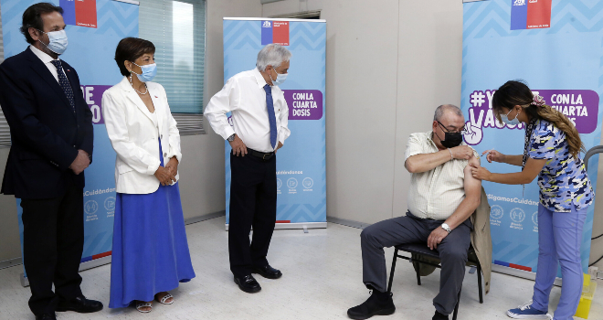 Presidente Piñera da inicio el proceso de vacunación con cuarta dosis contra el Covid-19:»La responsabilidad de un Gobierno es estar siempre alerta, con un solo propósito, proteger mejor la salud y la vida de todos»