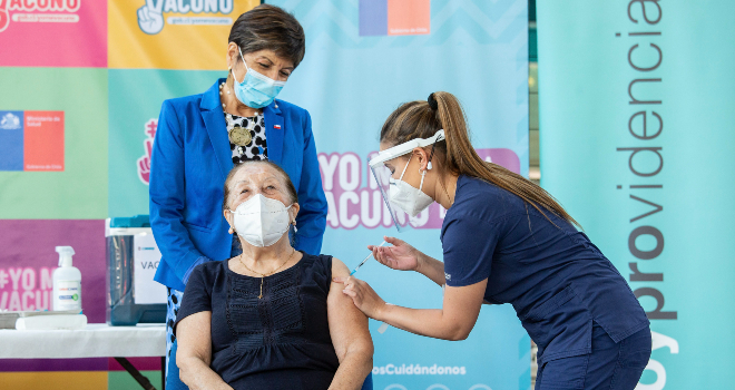 Subsecretaria de Salud Pública supervisa proceso de vacunación con cuarta dosis en mayores de 55 años y más