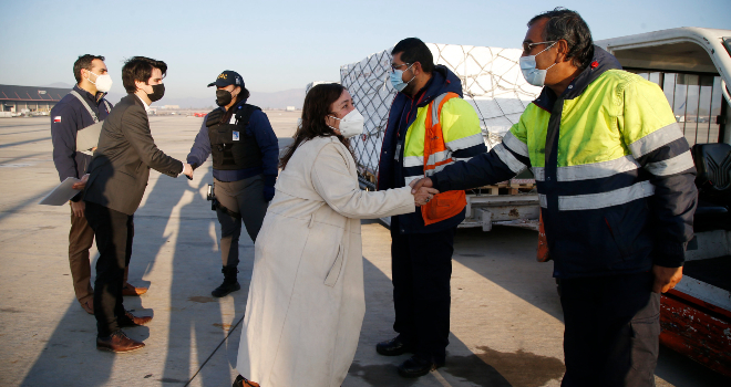 Autoridades reciben cargamento de 1 millón 700 mil dosis de vacunas Moderna