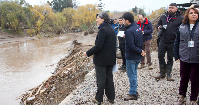 Ministra de Salud supervisa zona de sector de Pudahuel afectada por residuos y aguas servidas y refuerza llamado a vacunarse