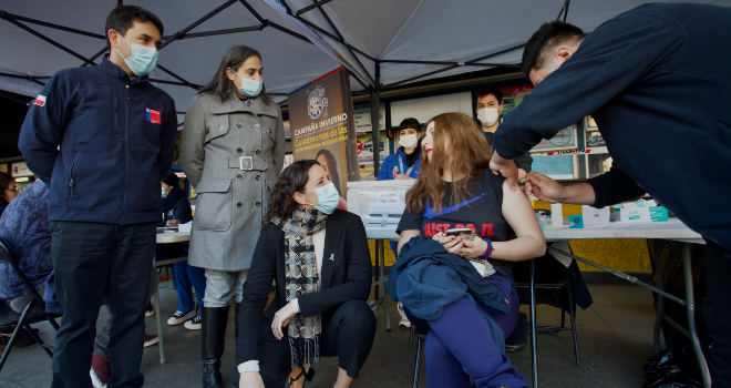 Subsecretaria de Salud Pública encabeza vacunación contra la Influenza en terminal de buses y refuerza llamado a cuidarse durante las “vacaciones de invierno”