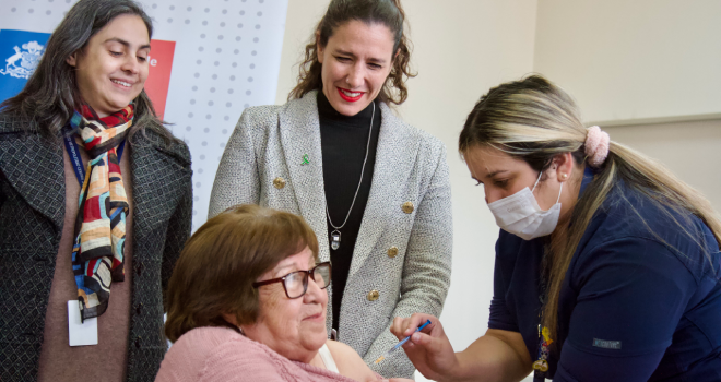 COVID-19: Minsal, Colmed y Colegio de Enfermeras hacen llamado conjunto para que los grupos de riesgo completen esquema de vacunación anual con dosis bivalente