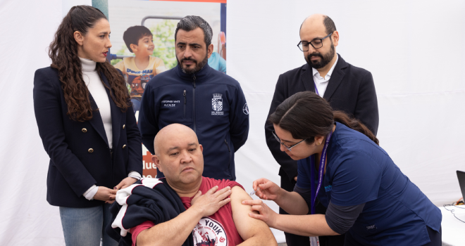 Minsal refuerza llamado a vacunarse contra la Influenza desde operativo en la Plaza de Armas de San Bernardo